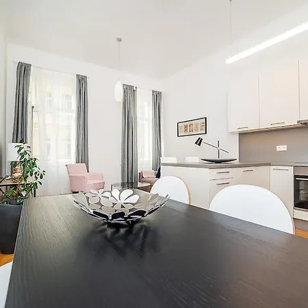 Incredibly Cozy And Spacious Apt With Terrace And Ac * プラハ
