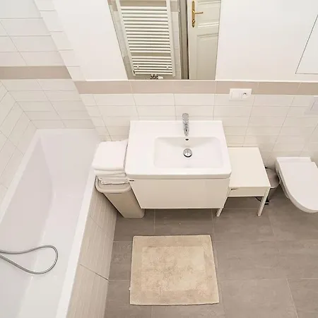 Incredibly Cozy And Spacious Apt With Terrace And Ac * プラハ