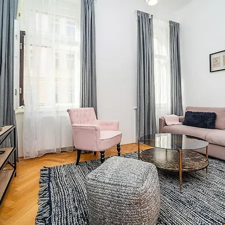 Incredibly Cozy And Spacious Apt With Terrace And Ac * プラハ