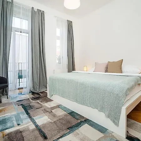 Incredibly Cozy And Spacious Apt With Terrace And Ac * プラハ