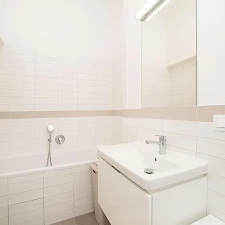 Incredibly Cozy And Spacious Apt With Terrace And Ac アパート プラハ