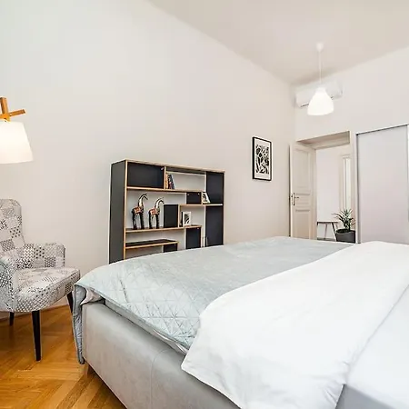 Incredibly Cozy And Spacious Apt With Terrace And Ac アパート プラハ