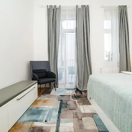 Lägenhet Incredibly Cozy And Spacious Apt With Terrace And Ac Prag