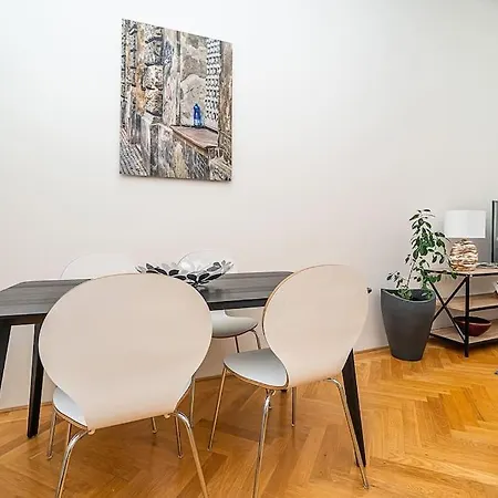 Lägenhet Incredibly Cozy And Spacious Apt With Terrace And Ac Prag