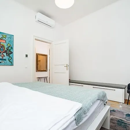 Incredibly Cozy And Spacious Apt With Terrace And Ac Prag