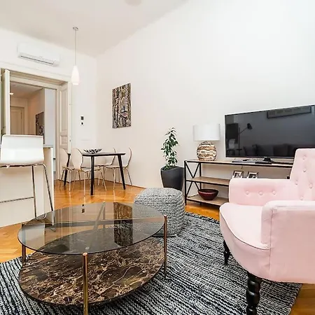 Incredibly Cozy And Spacious Apt With Terrace And Ac Prag