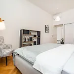 Incredibly Cozy And Spacious With Terrace And Ac 아파트 프라하